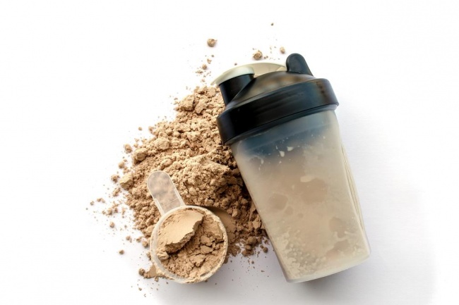 Mito ou verdade: whey protein e creatina podem sobrecarregar o fígado?